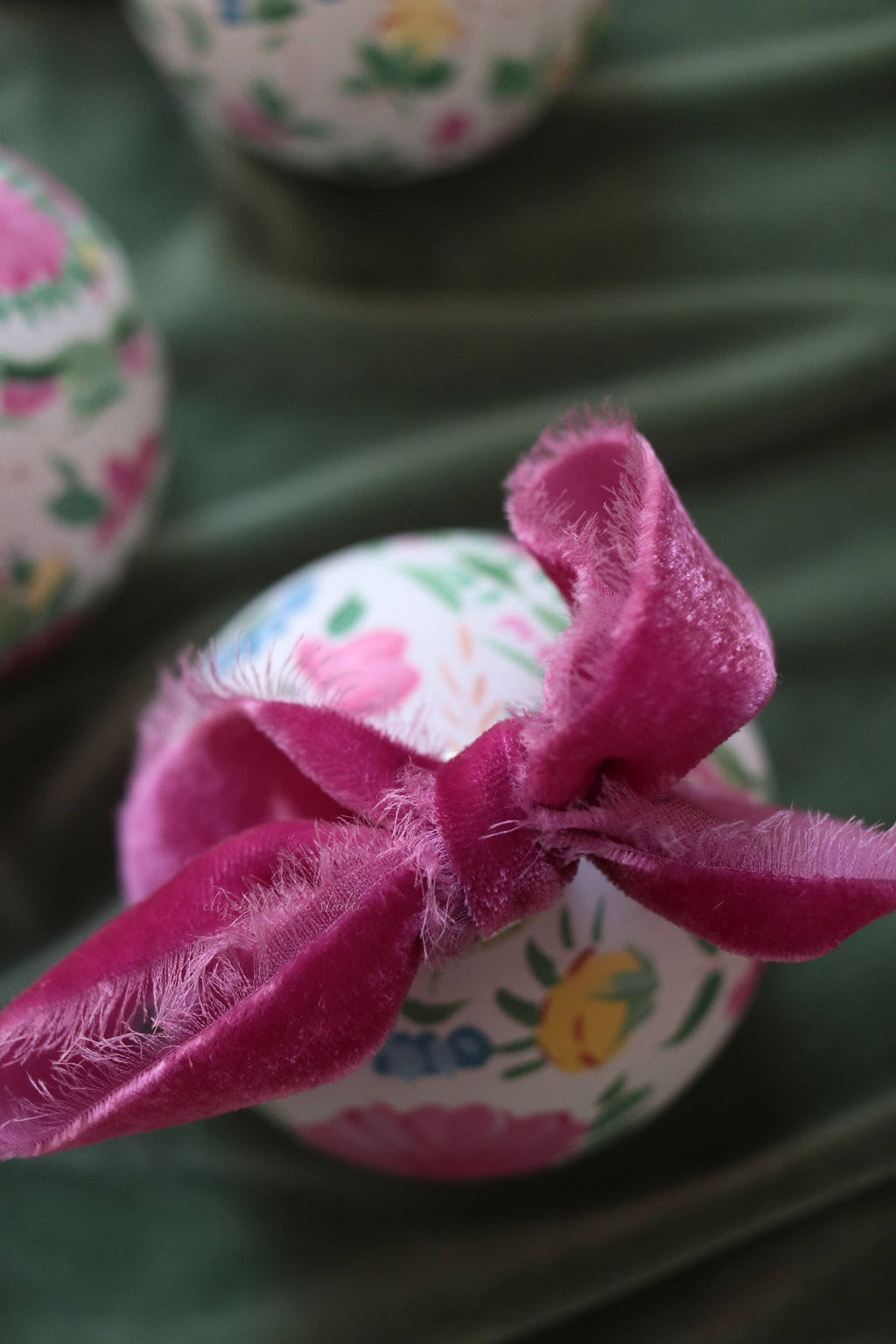 Hand-painted ornament, chinoiserie Rose Canton
