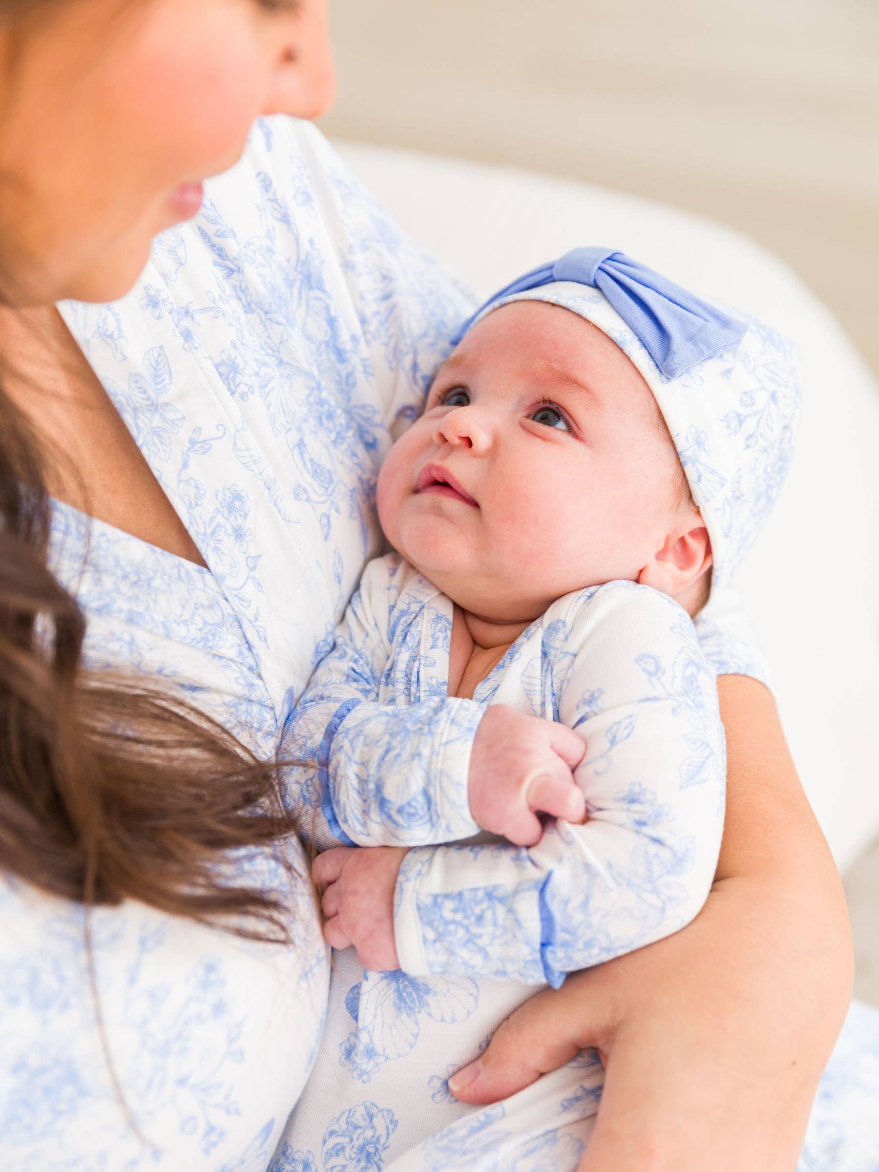 SoftSnooze™ Baby Girls Bamboo Viscose Periwinkle Butterfly Garden Ruffle Knotted Sleep Gown & Bow Hat Set: Blue / Newborn-3m